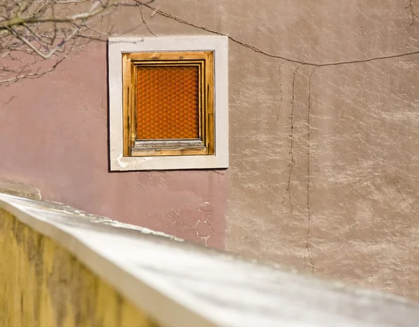 Orange ruta på gammal vägg — Stockfoto