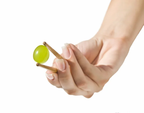 Groene druif holded met stokken (focus op druif) — Stockfoto