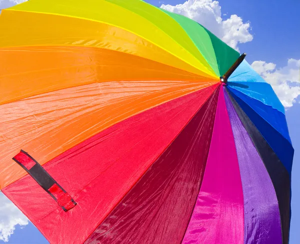Guarda-chuva arco-íris contra os céus — Fotografia de Stock