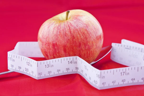 Rode appel met meter — Stockfoto