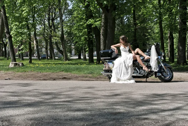 バイクの上に座って美しい若い花嫁 — ストック写真