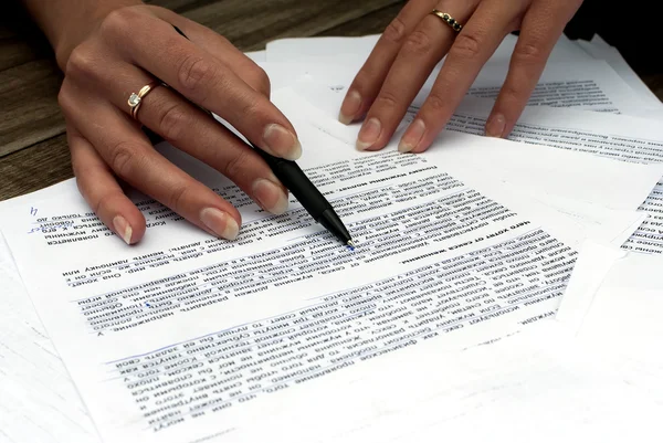 Close-up of female hands working with document — Stock Photo, Image
