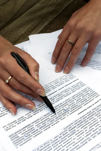 Close-up of female hands working with document — Stock Photo, Image