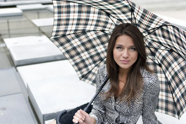 Retrato de uma menina bonita com um guarda-chuva — Fotografia de Stock