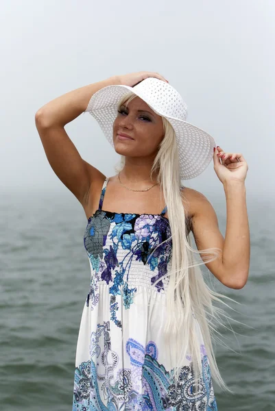 Menina de chapéu em pé no mar nebuloso — Fotografia de Stock