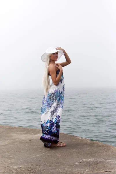 Dziewczyna w kapelusz stojący na morzu mglisty — Zdjęcie stockowe