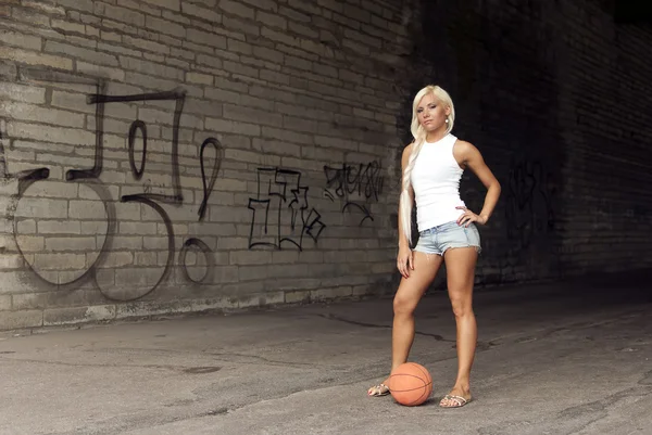 Gadis pirang cantik berdiri dengan basket di jalan — Stok Foto