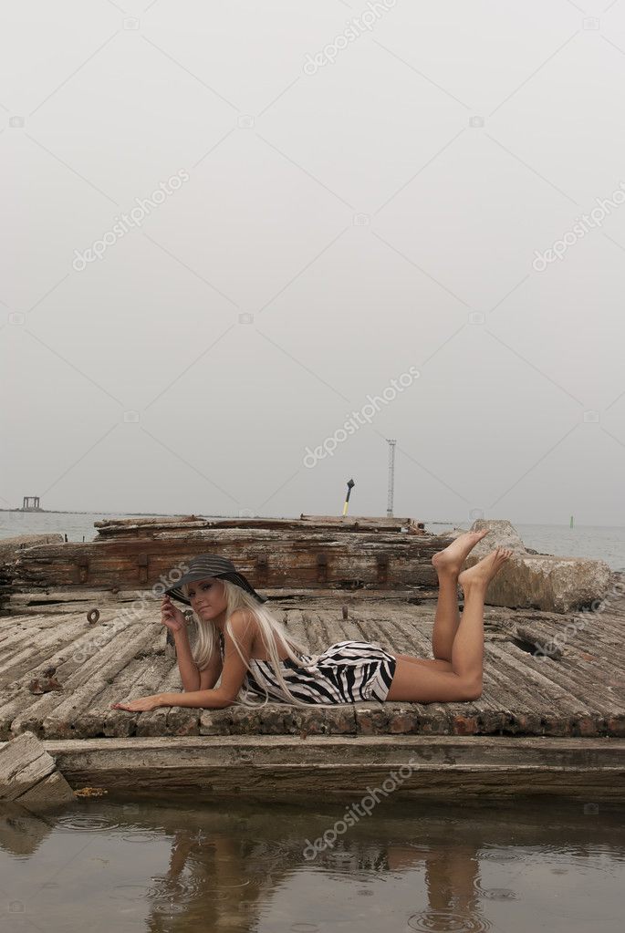 Голая девушка на старом корабле (фото)