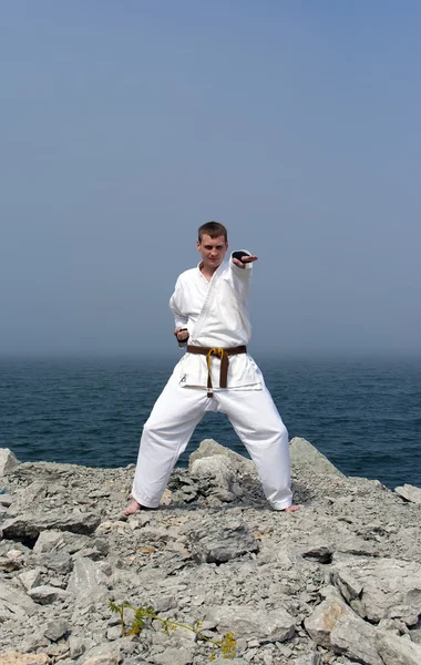 Karate am Ufer des nebligen Meeres — Stockfoto