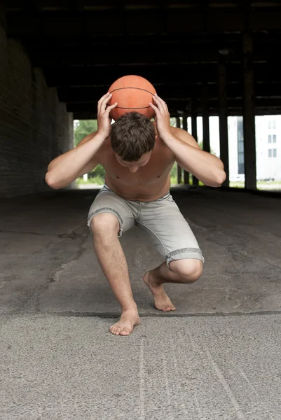 Chlap s míčem v ulici — Stock fotografie