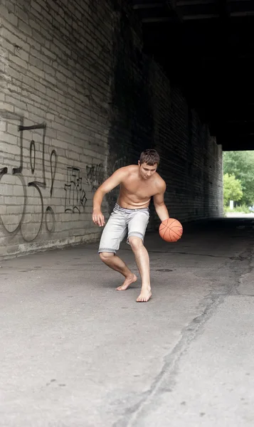 Maschio giocare strada pallacanestro — Foto Stock