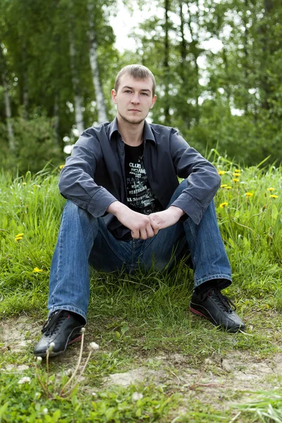 Mann sitzt im Wald — Stockfoto