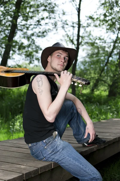 Człowiek z gitarą — Zdjęcie stockowe