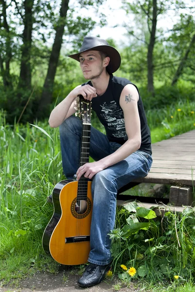 Hombre con una guitarra — Foto de Stock