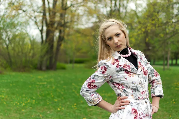 Portret van blond meisje in het park — Stockfoto