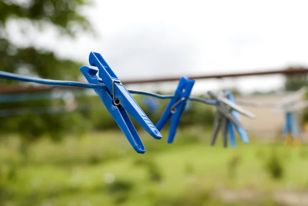 Bir ip asılı clothespins — Stok fotoğraf