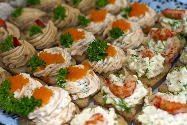 Kanapéer med kaviar och klistra in — Stockfoto