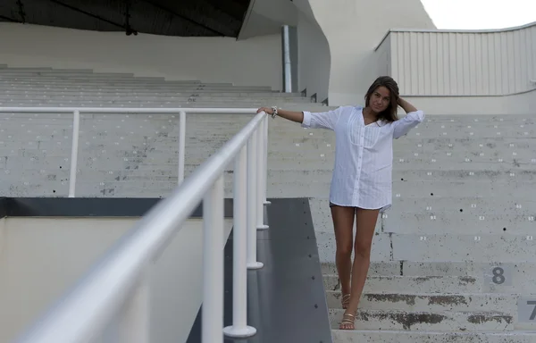 Mädchen steht in einem leeren Stadion — Stockfoto
