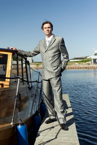 Mann im grauen Anzug — Stockfoto