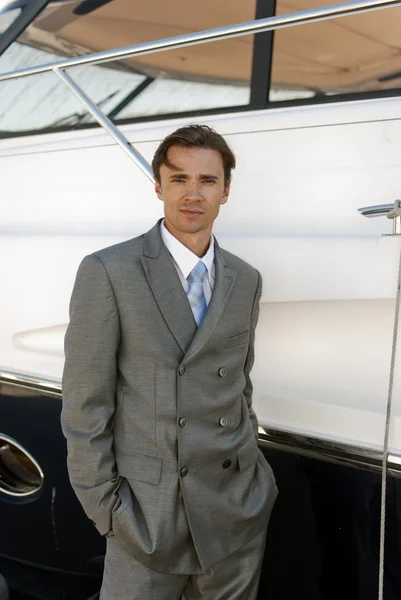 Mann im grauen Business-Anzug in der Nähe der Jacht — Stockfoto