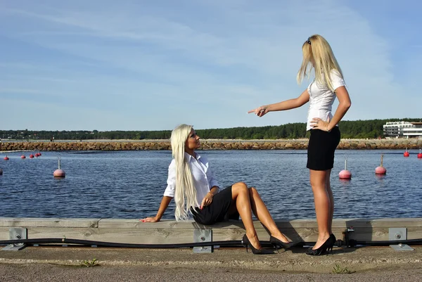 Mädchen streitet mit einem anderen Mädchen auf der Seebrücke — Stockfoto