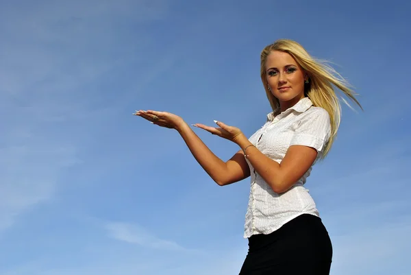 Chica rubia con una camisa blanca contra el cielo. Adecuado para publicidad. Espacio — Foto de Stock