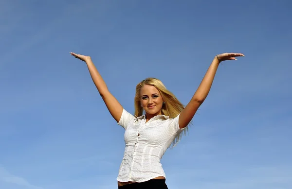 Blonde girl in a white shirt against the sky. Suited for advertising. Space — Stock Photo, Image