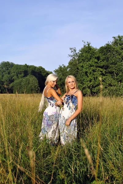 Deux filles dans l'herbe près de la forêt — Photo