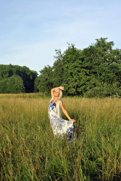 Chica rubia sola en el campo . — Foto de Stock