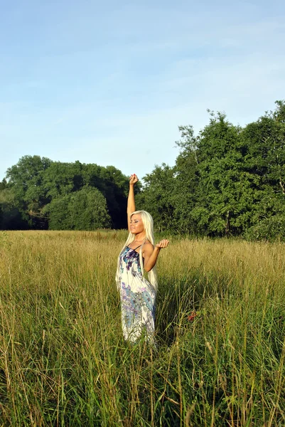 Blond flicka ensam i fältet. — Stockfoto