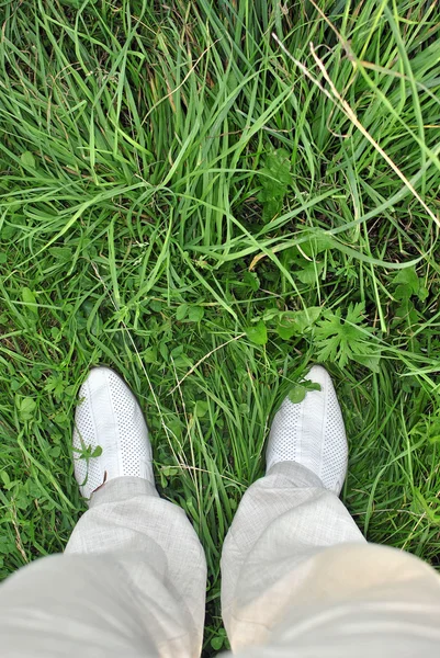 Boty na trávě. z hlediska zastřelil — Stock fotografie