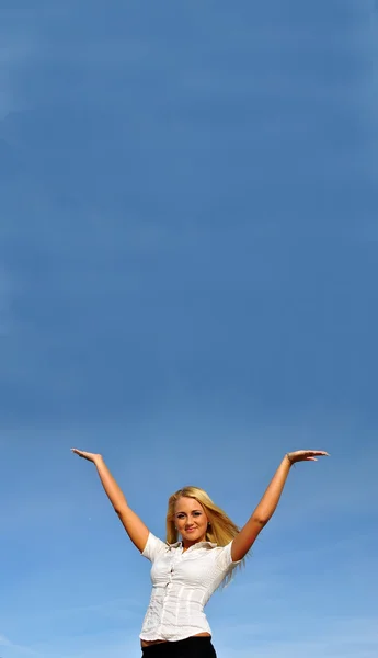 Blonde girl with hands up in a white shirt against the sky. Suited for adve — Stock Photo, Image