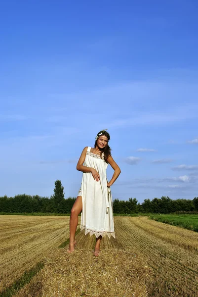 Ragazza in un abbigliamento rurale in piedi sul pagliaio — Foto Stock