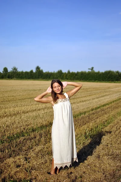 Kırsal giyim daimi alan kız — Stok fotoğraf