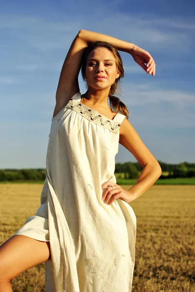 Dziewczyna w wiejskich ubrania stojący na polu — Zdjęcie stockowe