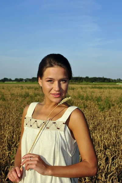 Dziewczyna w wiejskich ubrania stojący na polu — Zdjęcie stockowe