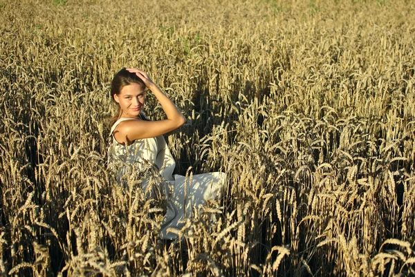 Flicka i kostym som sitter i nöden på landsbygden — Stockfoto