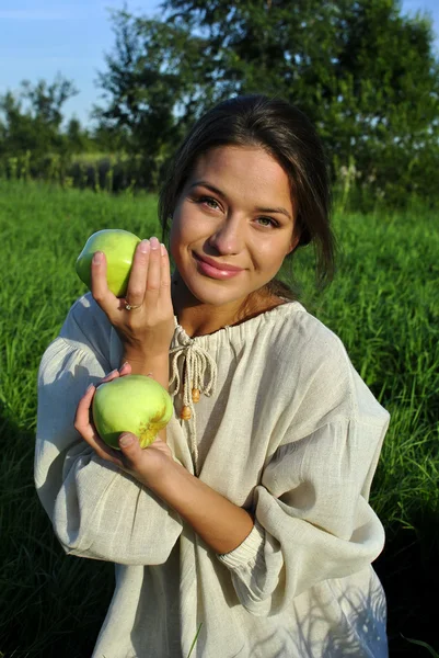 Gadis dengan kemeja linen, memegang apel — Stok Foto
