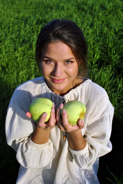 Girl in a linen shirt, holding apples — Stock Photo, Image