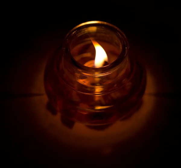 La vela está encendida en la oscuridad — Foto de Stock