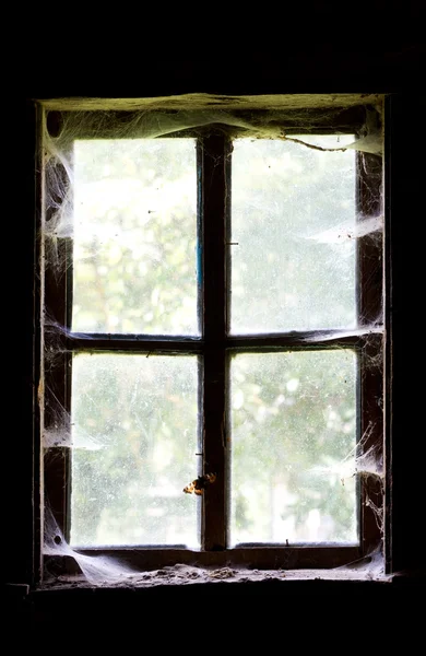 Eski bir evin penceresi