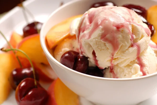Ice cream with cherries and peaches — Stock Photo, Image