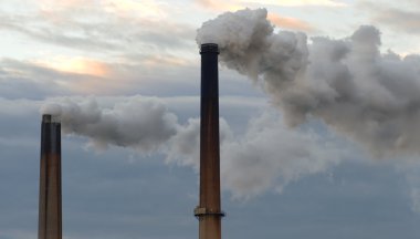 iki bacalardan duman bulutları billowing