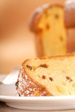 İtalyan panettone Noel ekmek bir dilim kes