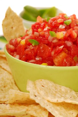 tortilla cips salsa ve limon ile