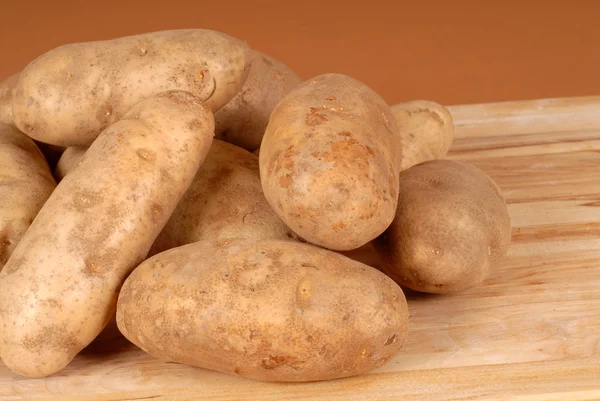 Kilka ziemniaków rudy, ułożone na pokładzie cięcia — Zdjęcie stockowe