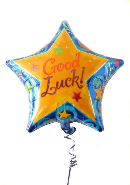 Ένα γεμάτο μπαλόνι εορταστική ηλίου με "καλή τύχη" γραμμένο σε αυτό. — Φωτογραφία Αρχείου