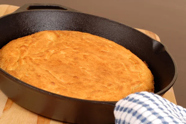 Cornbread made in a cast iron skillet — Stock Photo, Image