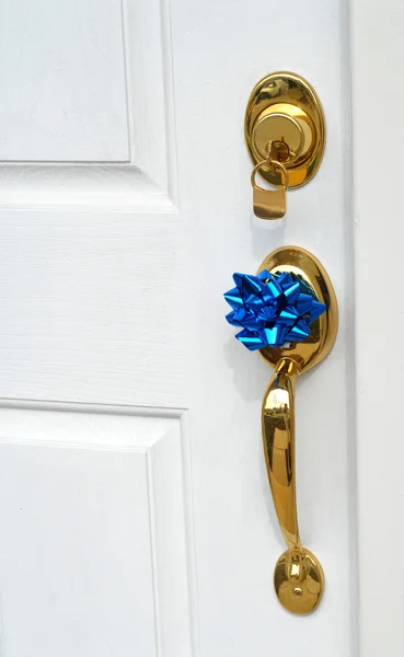 Ett lås och handtag på dörren till nya hem — Stockfoto