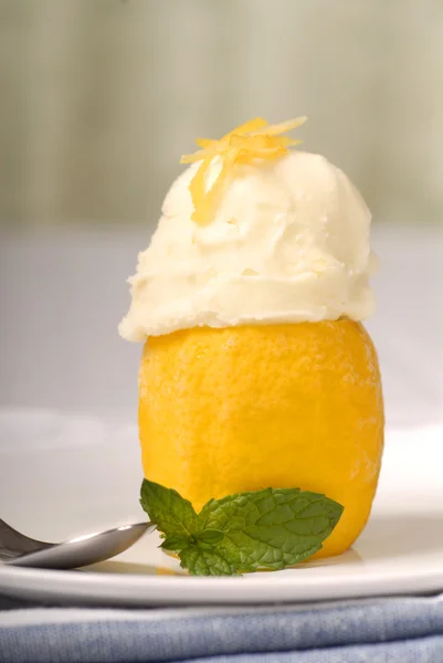 Лимонний сорбет у замороженій лимонній оболонці — стокове фото